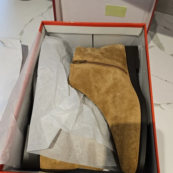 AEROSOLES Tan Suede Ankle Booties 11 W, Brand New - Picture 4 of 8